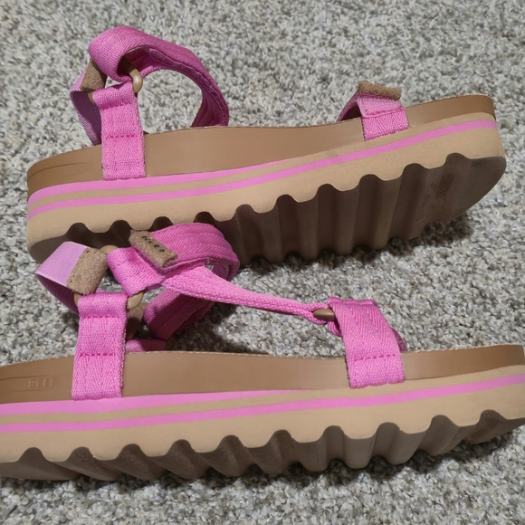 Reef Vibrant Pink and Tan Sandals - Picture 5 of 7